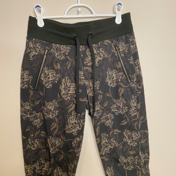 Athleta Trekki North Printed Jogger Pants, Women's Size 4, Floral Zip Pockets - Picture 2 of 9